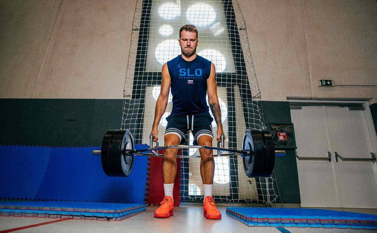 亚博体育-包含出色发挥引发热议！，东契奇在美国队比赛中表现优异赢得满堂喝彩的词条-亚博体育